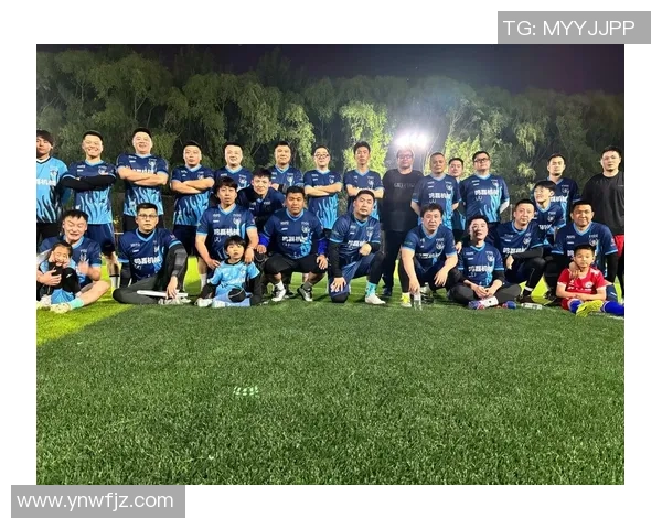 足球明星与球迷亲密互动分享快乐时刻展现温暖人心的一面